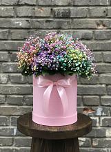 Цветочная композиция из Гипсофила и Розы в шляпной коробке в Червлённой-Узловой