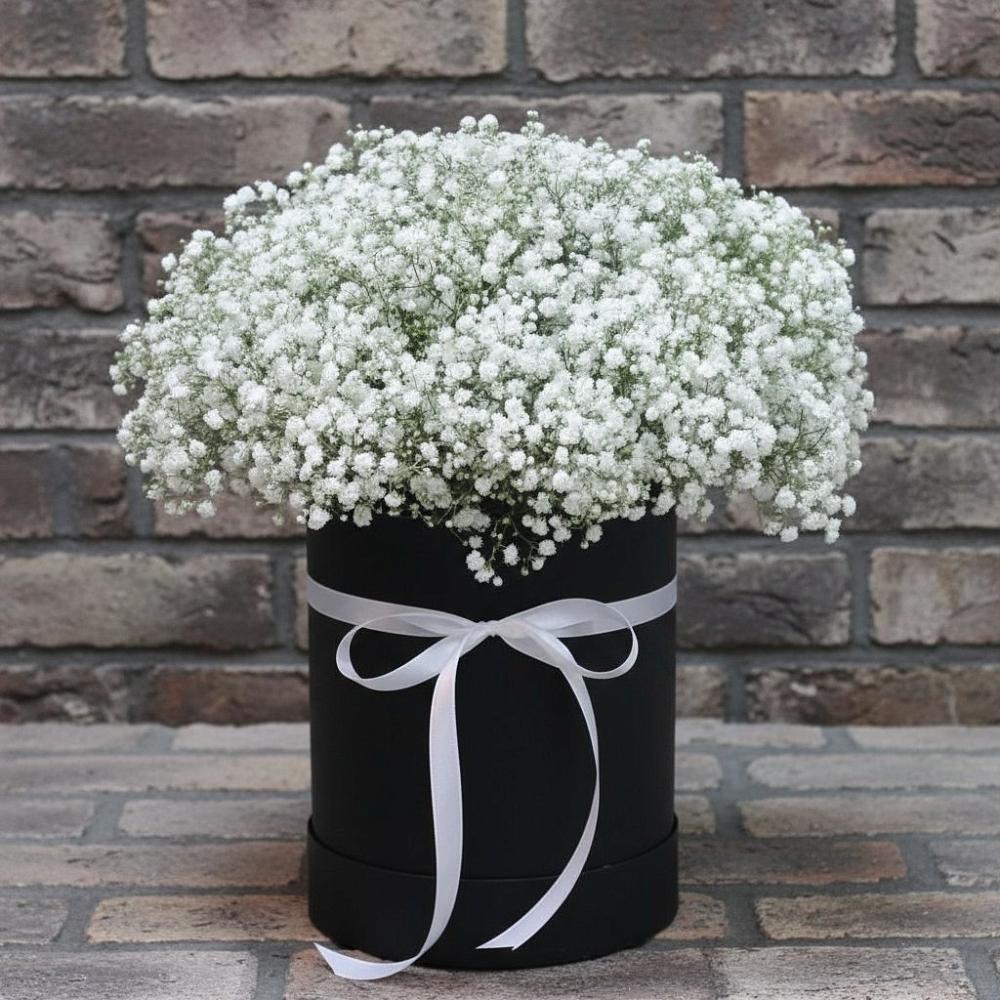 Цветочная композиция из Гипсофила в шляпной коробке в Червлённой-Узловой