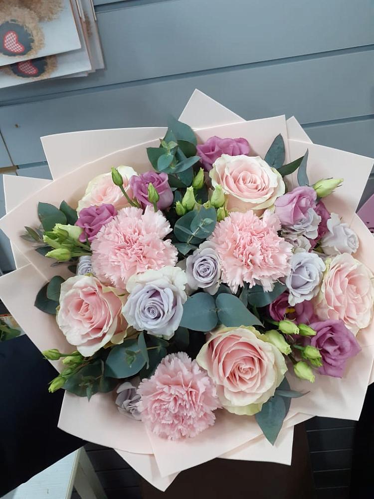 Букет цветов из: Розы, Гвоздики и Лизиантусы в Червлённой-Узловой